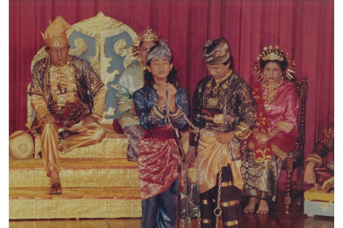 <strong><em>Bangsawan </em>(opera) scene, c. 1990s</strong><br>
<em>Kampong Ubi Community Centre Malay Museum Collection, People’s Association</em>